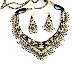 Lacquer Black Neclace Set